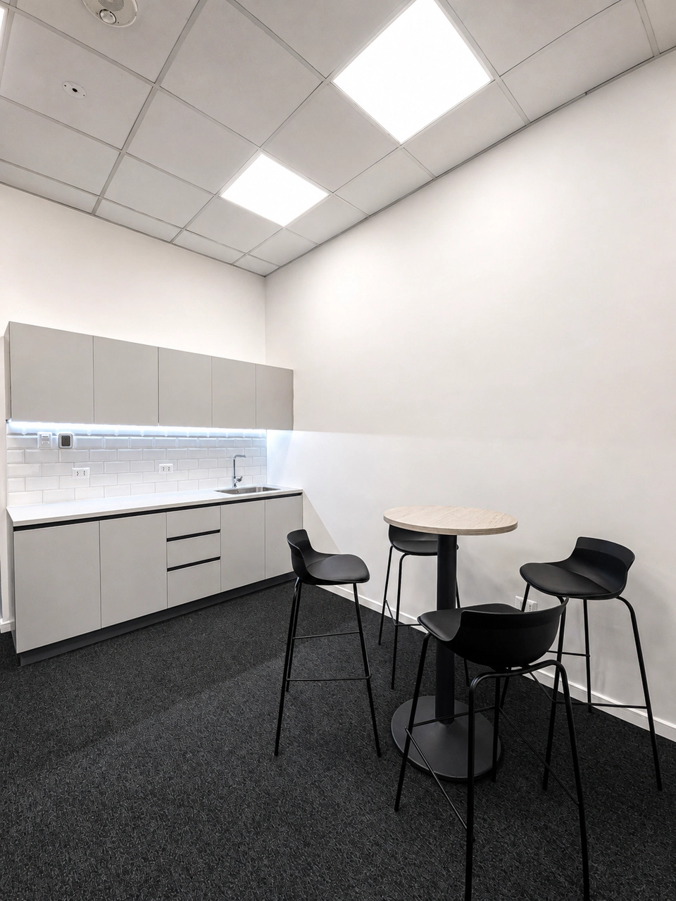 Kitchenette y área de encuentro de Clínicas ACHS Salud